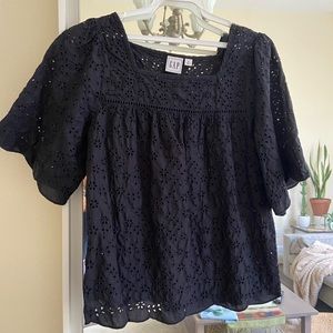 Gap eyelet top